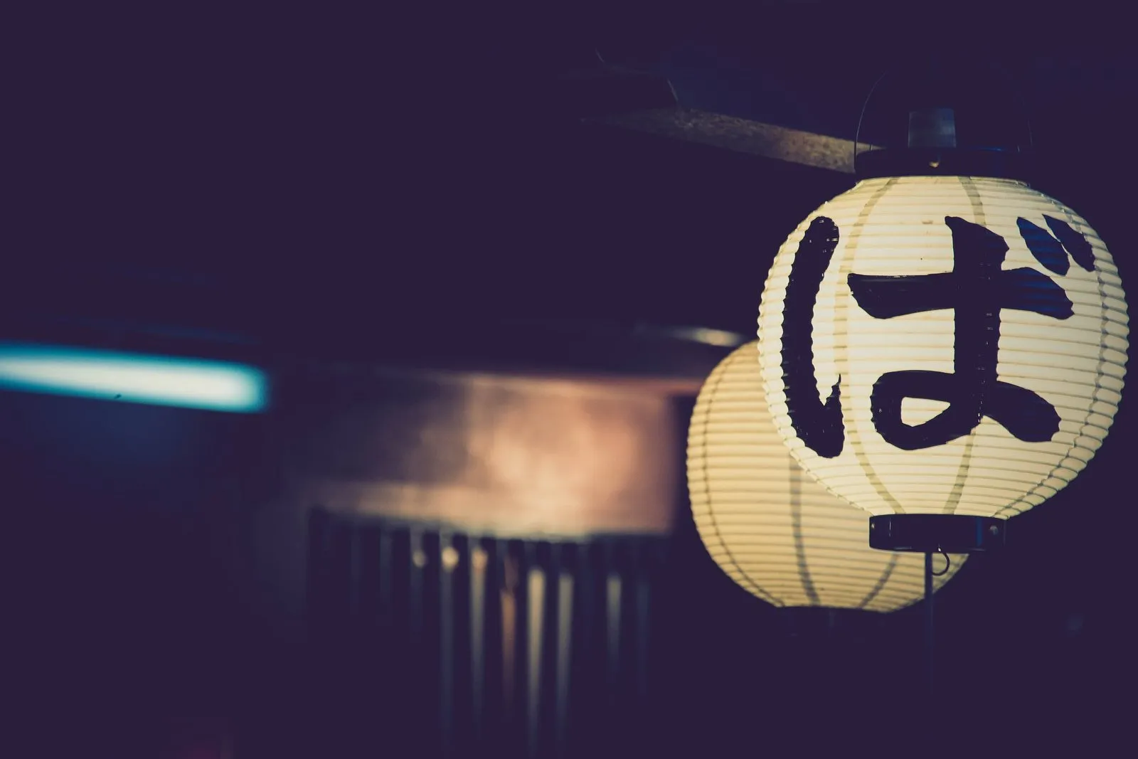 夜裡亮著的日式燈籠